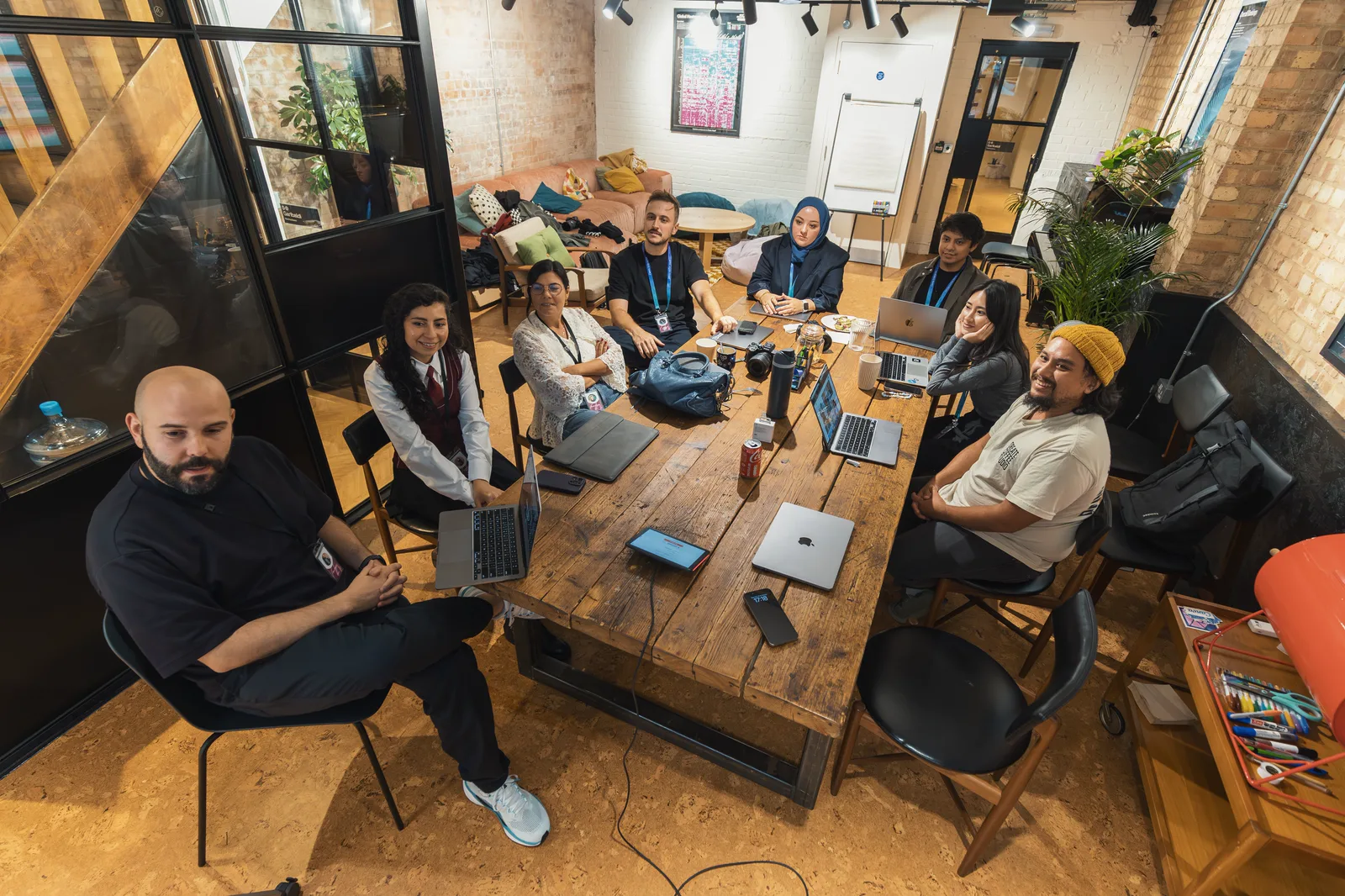 Equipo de VendrNova colaborando alrededor de una mesa