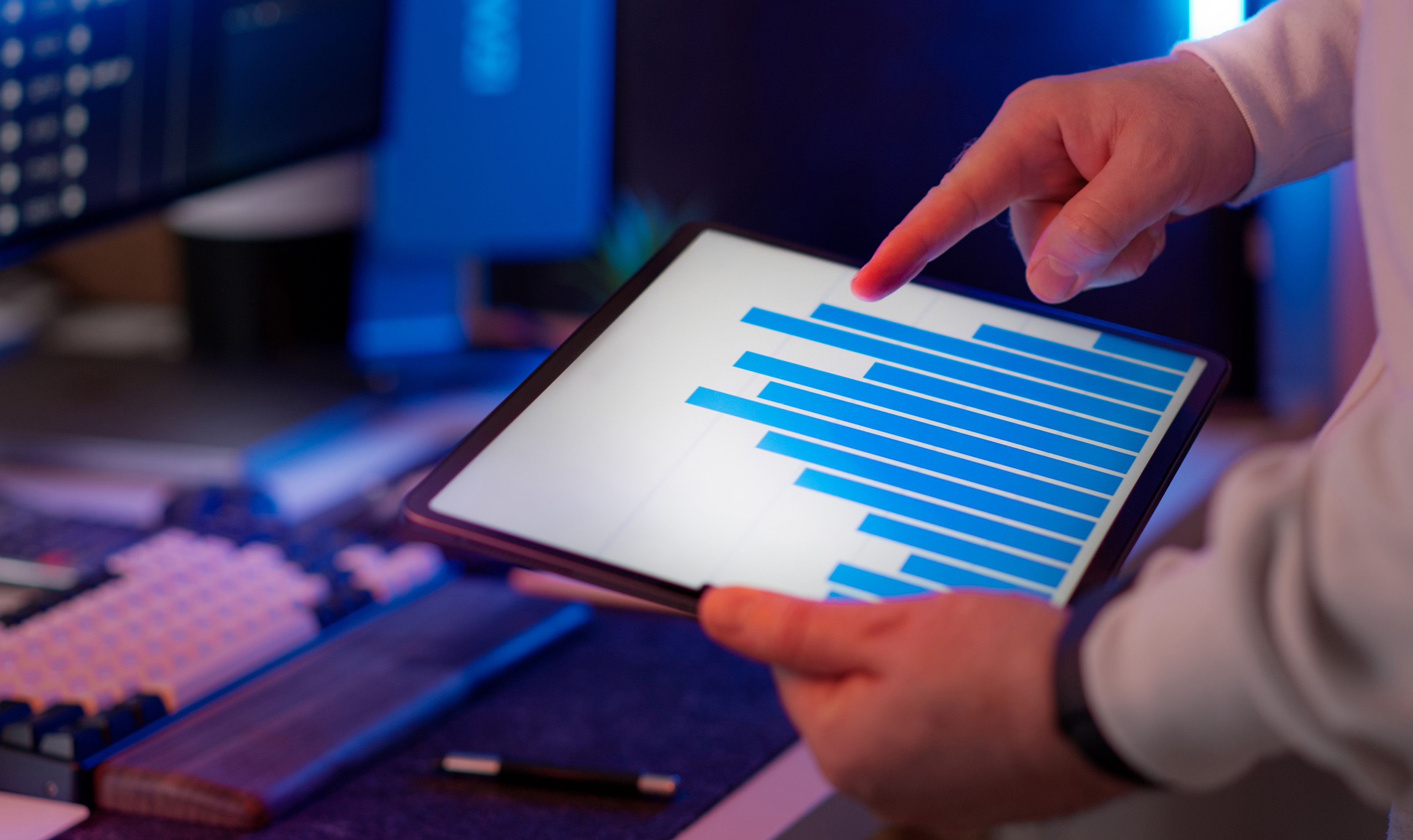 Primer plano de una tableta utilizada para revisar datos en un espacio de trabajo tecnológico