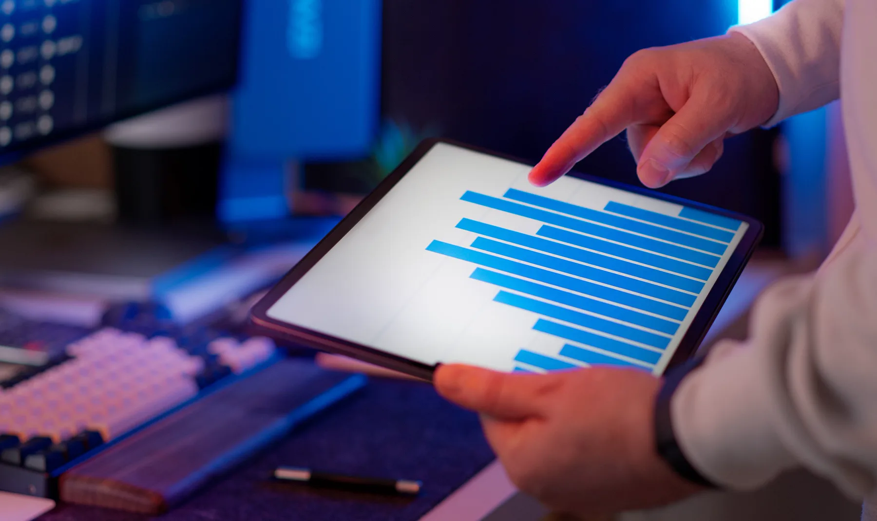 Primer plano de una tableta utilizada para revisar datos en un espacio de trabajo tecnológico