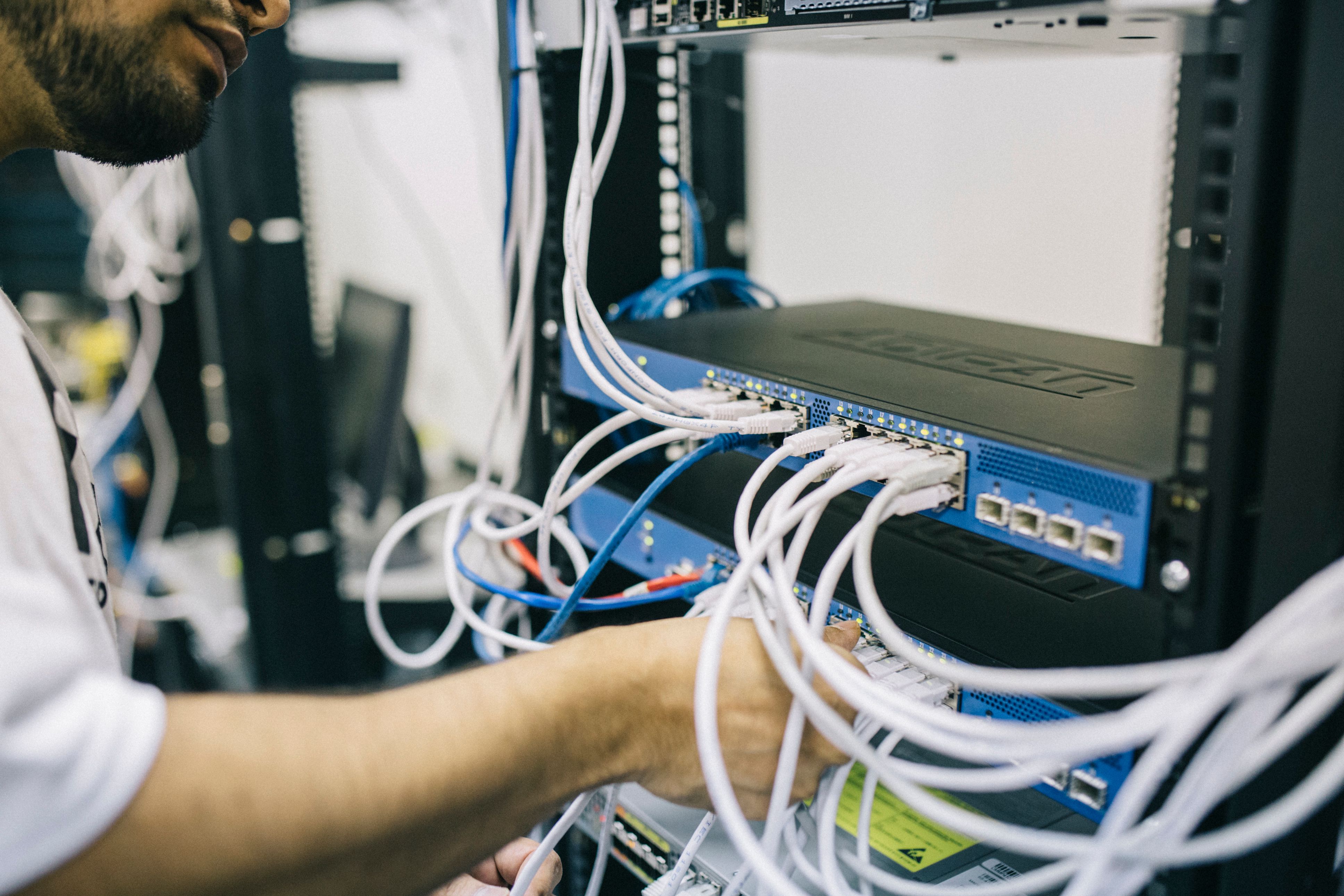 Técnico de TI trabajando con un rack de servidor de red